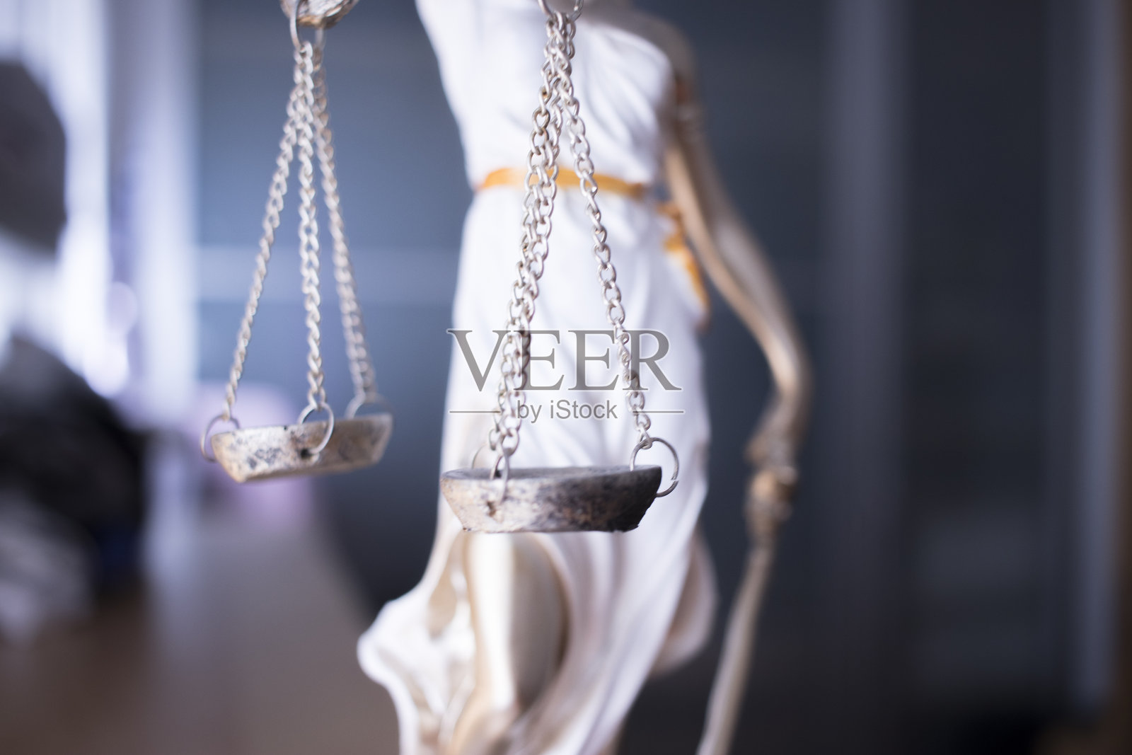 绳子上挂着的链条特写照片摄影图片