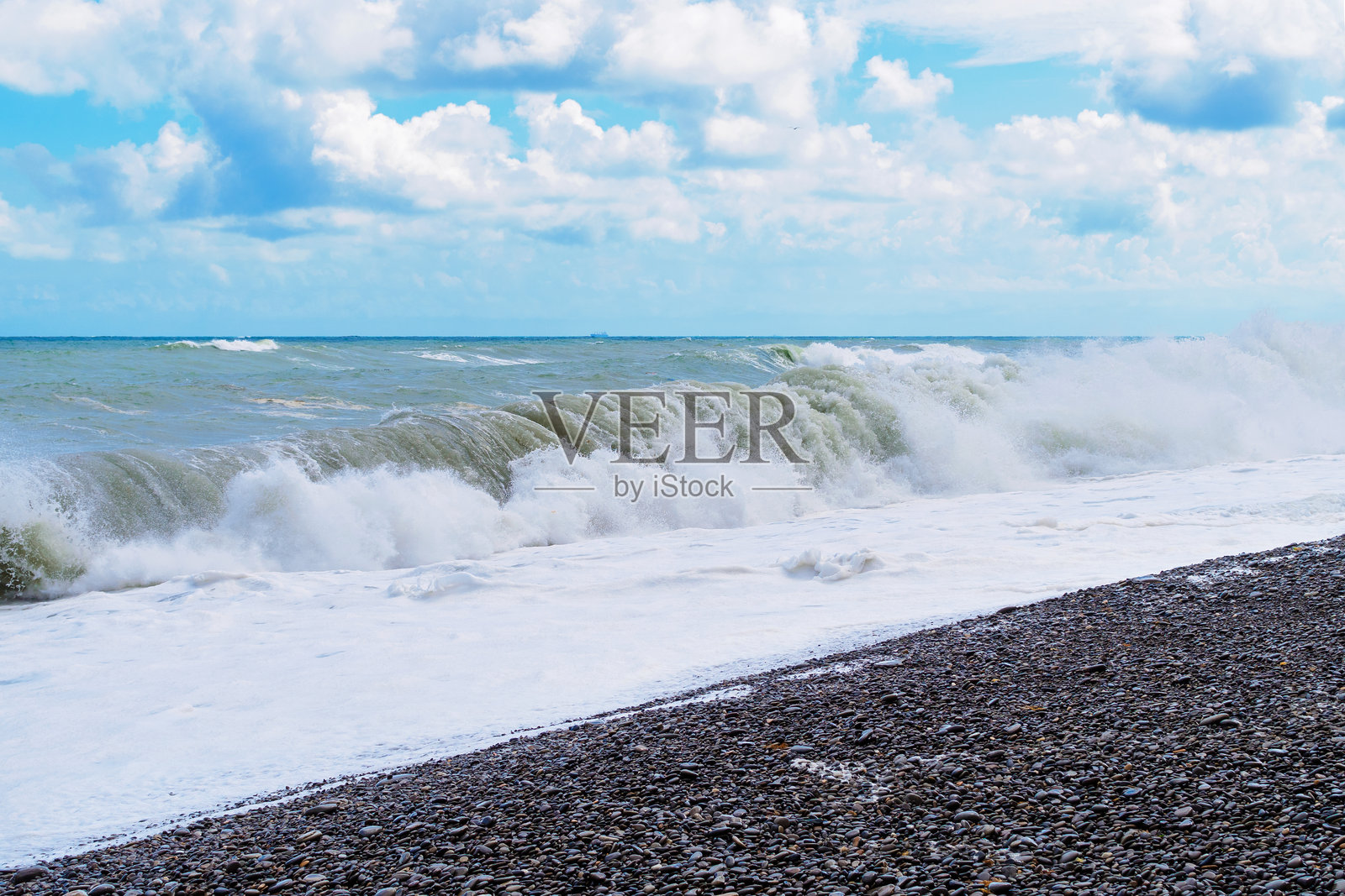 多云天气下岩石海岸的海洋风暴照片摄影图片