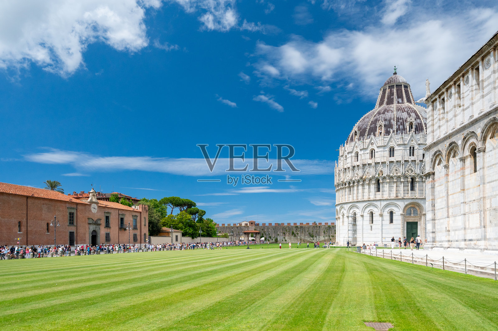 比萨斜塔（Torre Pendente di Pisa）和比萨大教堂（Duomo di Pisa）在蓝色夏日的天空下，周围是享受这一标志性景点的游客。照片摄影图片