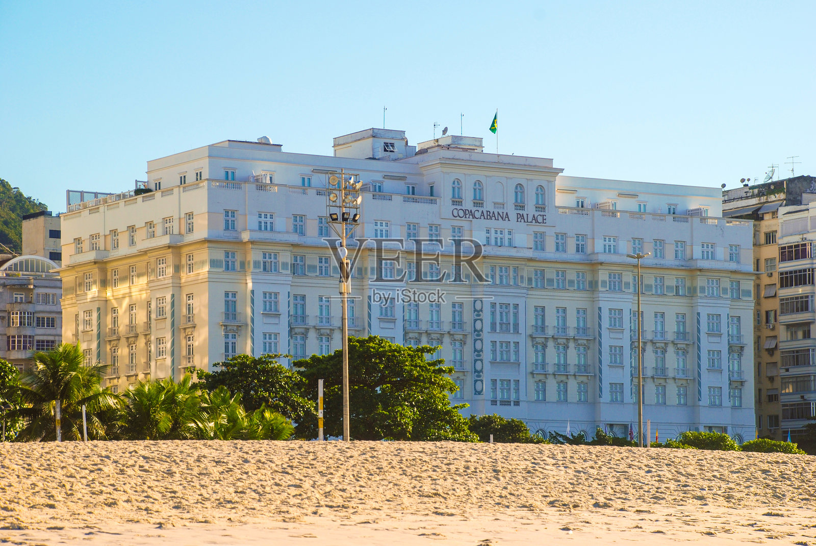 科帕卡巴纳宫，科帕卡巴纳海滩是位于巴西里约热内卢南区科帕卡巴纳社区的一处海滩。它被认为是世界上最著名的海滩之一。照片摄影图片