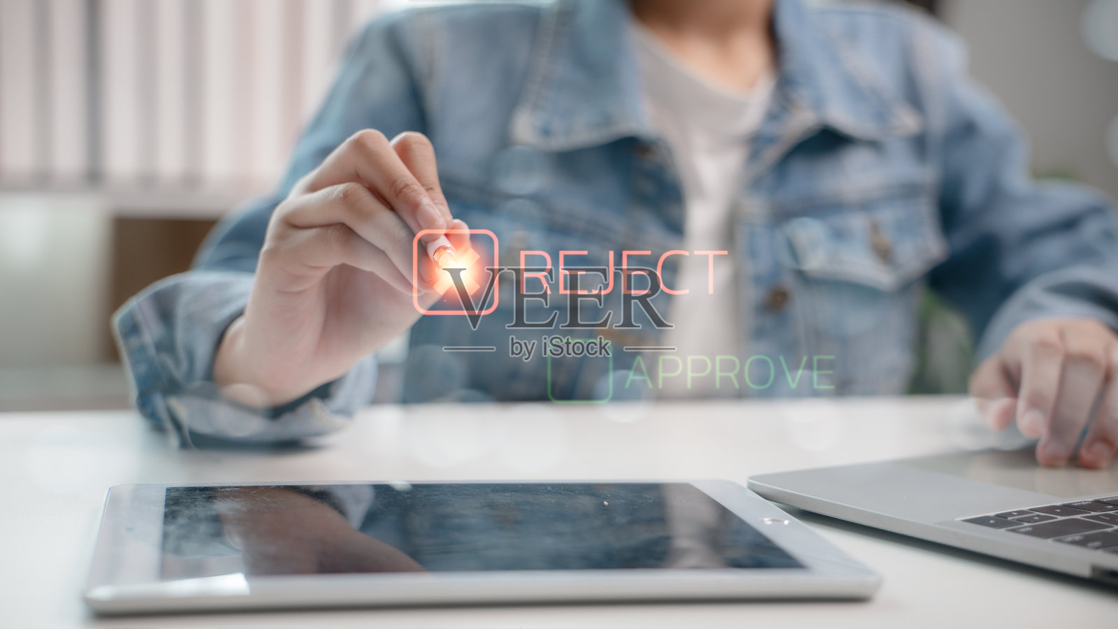 用户在数字界面上点击虚拟拒绝按钮，批准选项已变得模糊。决策、业务流程控制、表单拒绝和数字工作流系统的概念。照片摄影图片