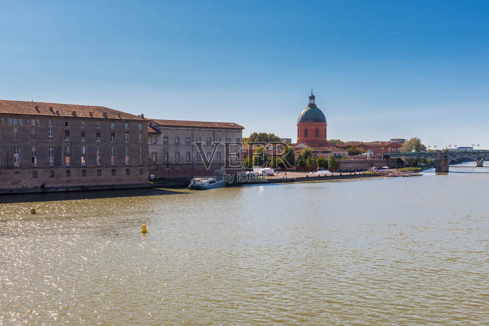 加龙河，俯瞰圣皮埃尔桥和墓地医院的圆顶照片摄影图片