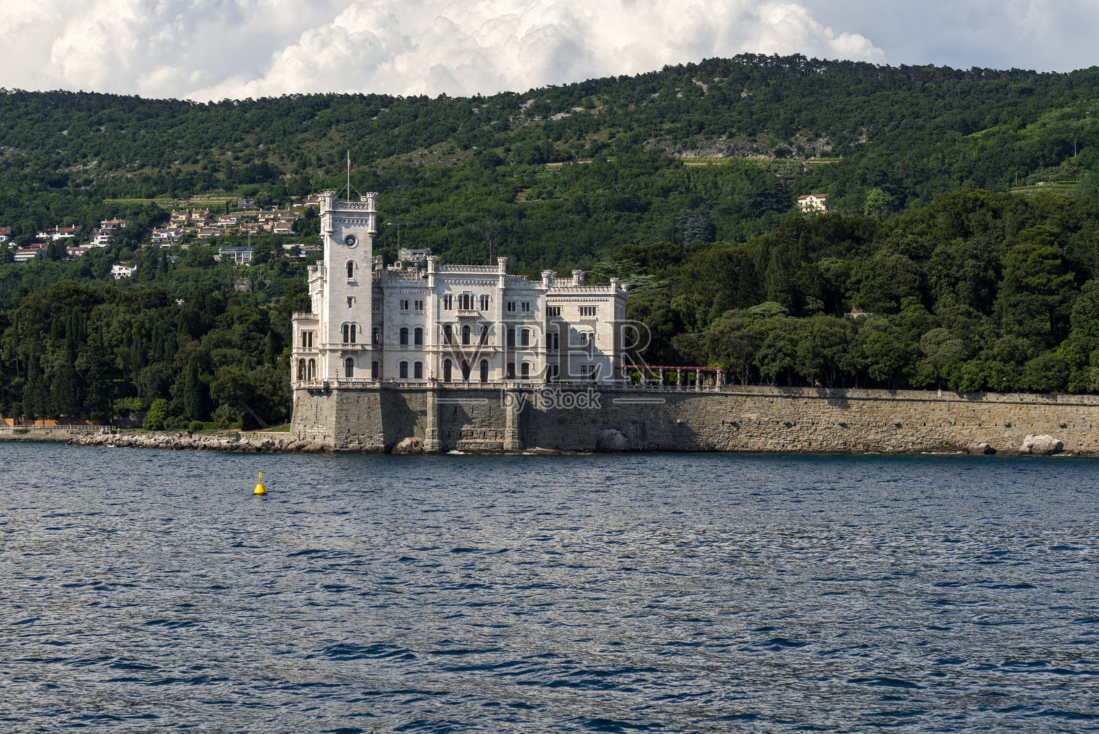 从海上看米拉马雷城堡照片摄影图片