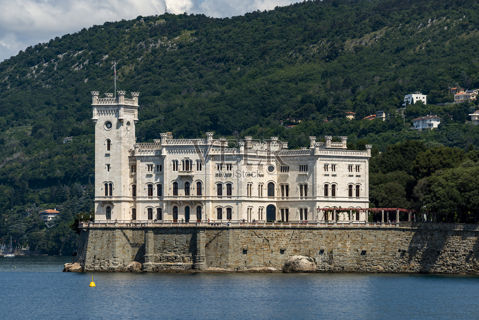 从海上看米拉马雷城堡照片摄影图片