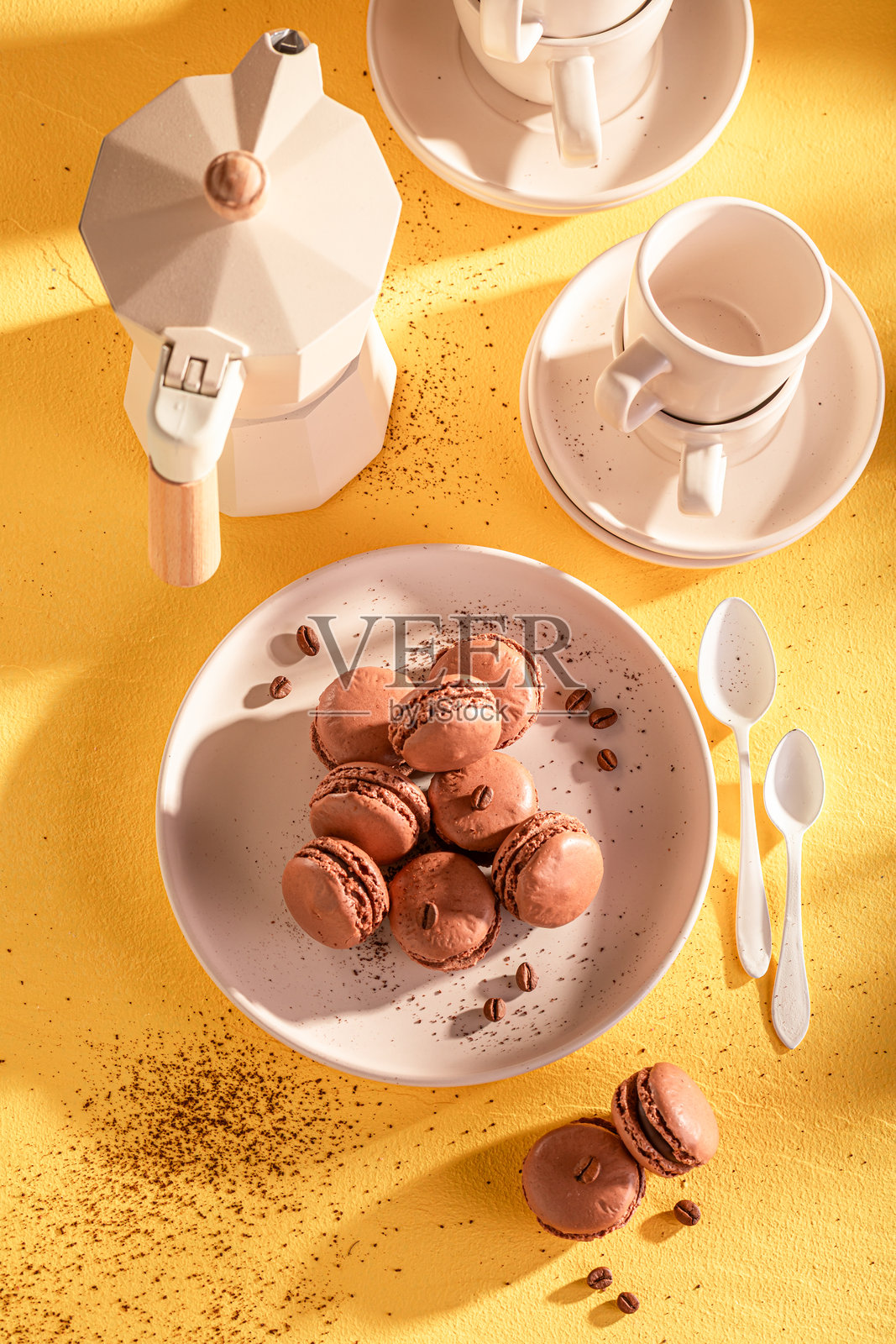 新鲜美味的咖啡马卡龙，由蛋白霜和巧克力制成。照片摄影图片