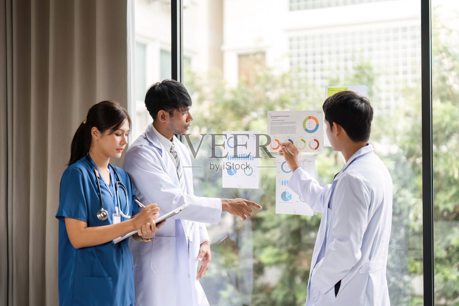 医疗团队合作：医务人员评估绩效指标照片摄影图片