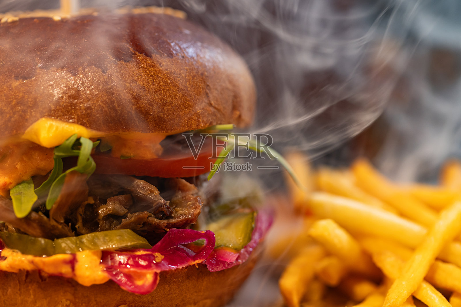 餐厅里供应的汉堡和薯条特写照片摄影图片