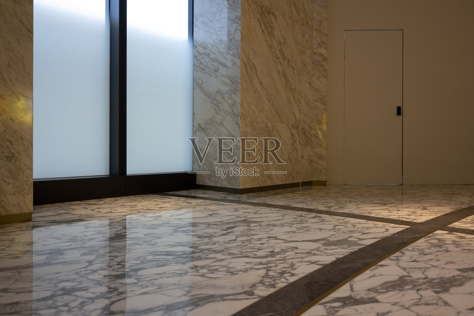 大理石地板配玻璃门和石墙照片摄影图片