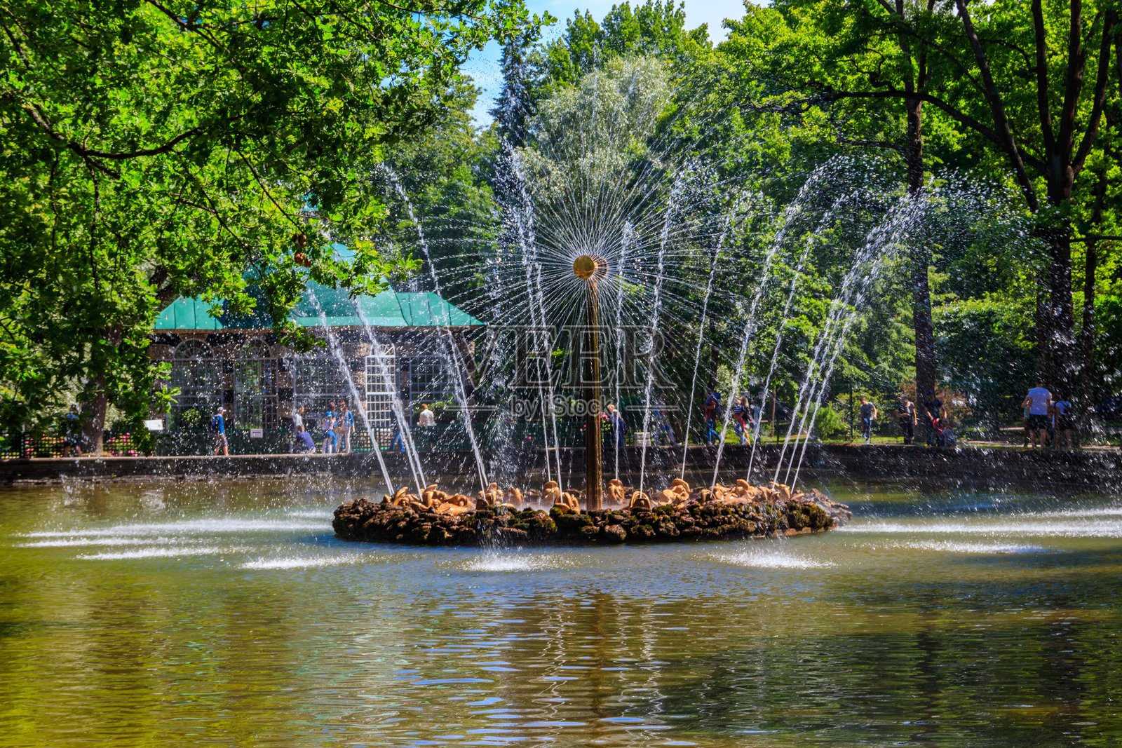 彼得霍夫下公园的喷泉“太阳”,位于俄罗斯圣彼得堡照片摄影图片