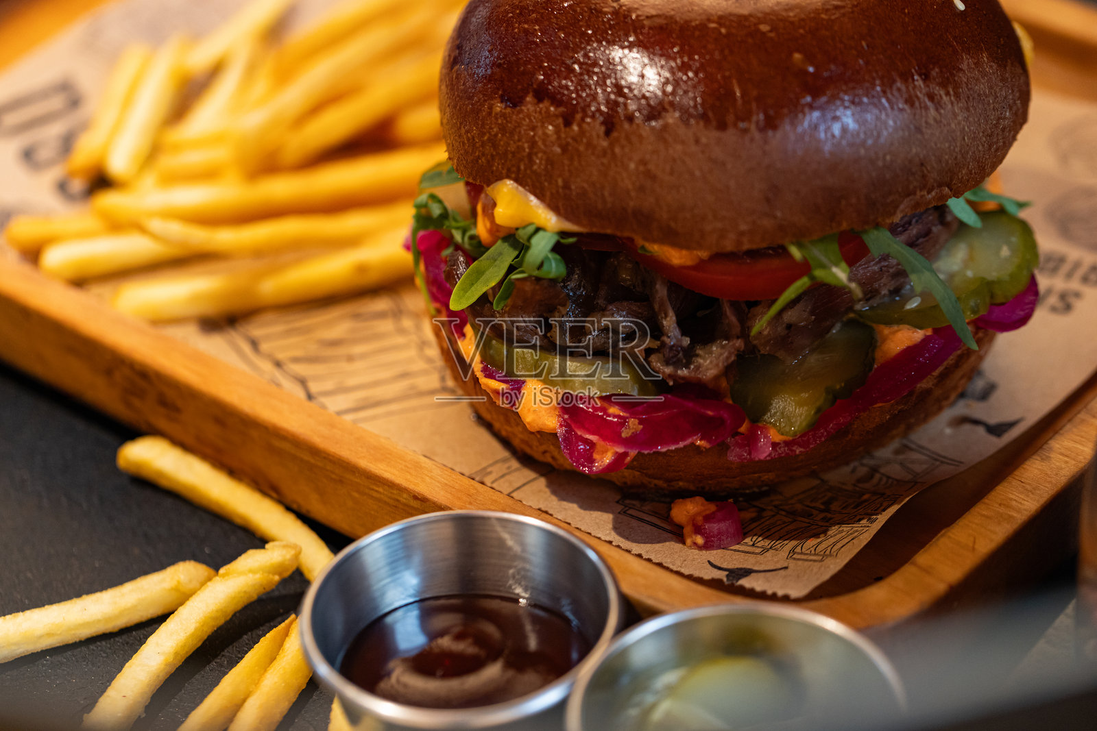 餐厅里供应的汉堡和薯条特写照片摄影图片