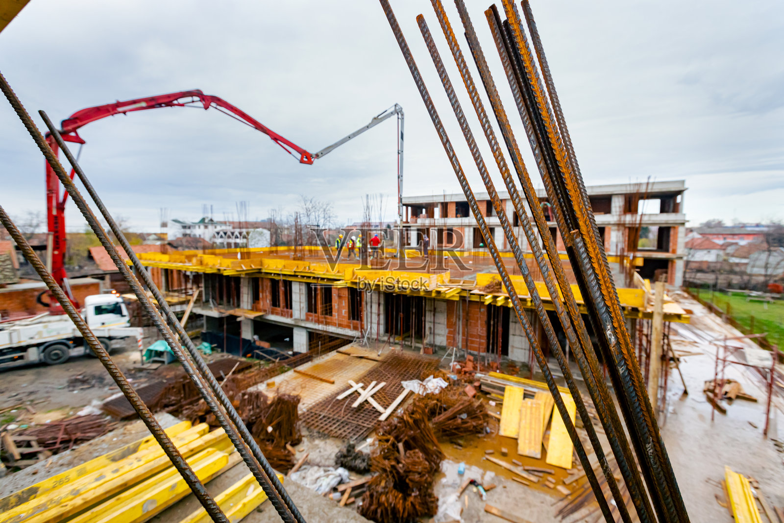 建筑工地上安装的加固金属照片摄影图片