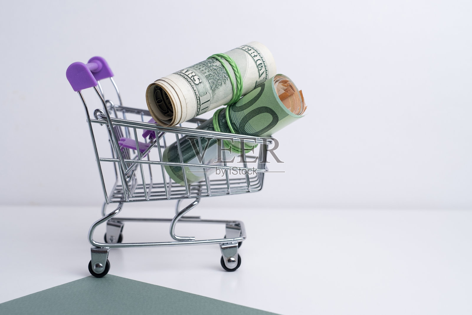 美元钞票的特写。背景中有各种货币。金融、商业、投资的概念。照片摄影图片