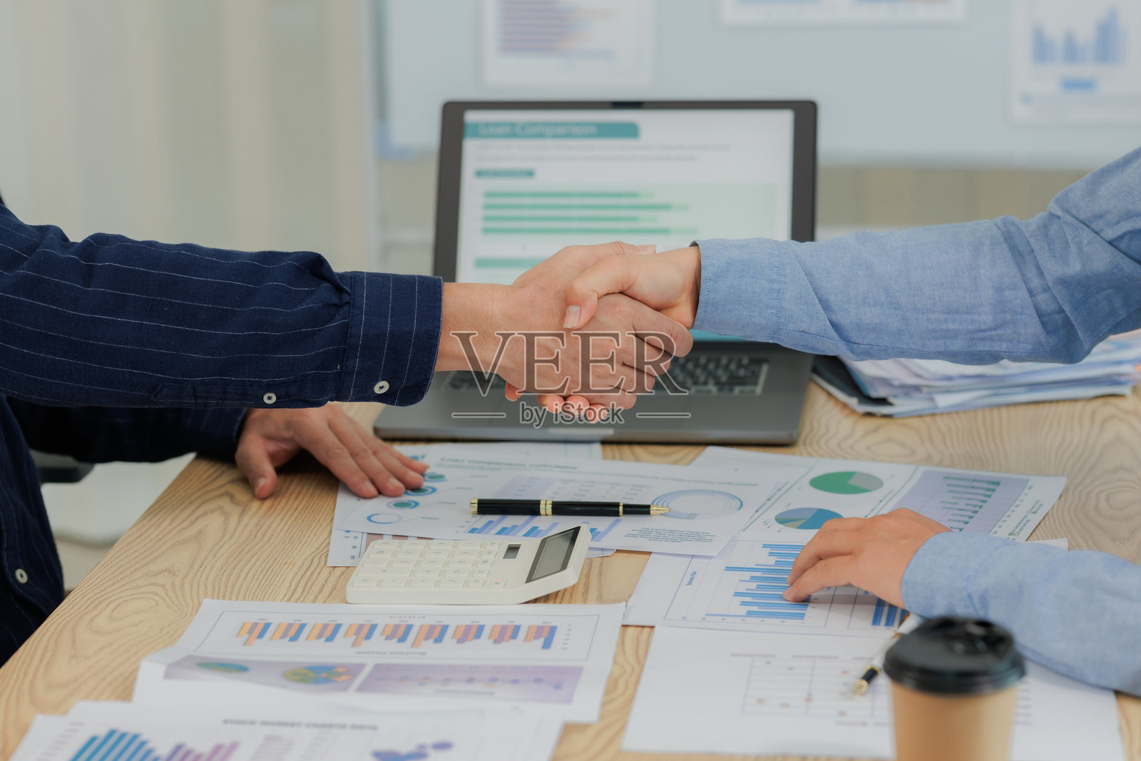 召开企业会议，总结和分析年度收入与支出，强调财务表现和战略规划。照片摄影图片