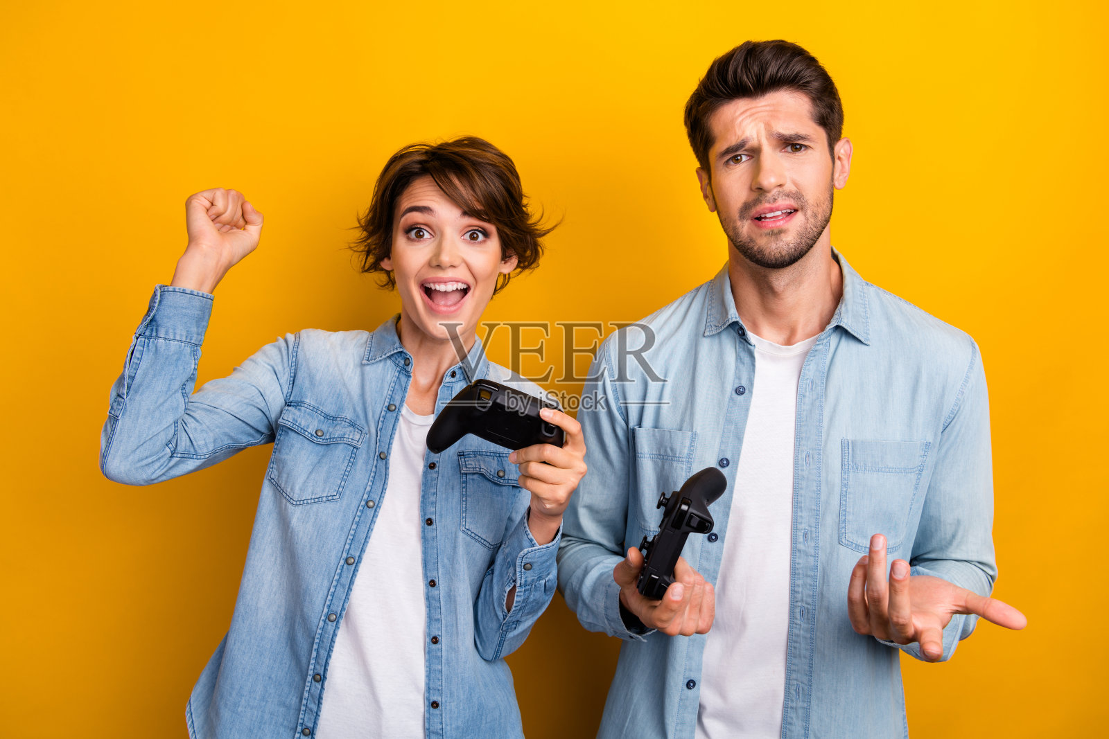 两位朋友，一位女士和一位男士，在明亮的背景下一起玩视频游戏，享受闲暇时光，体验胜利与失败。照片摄影图片