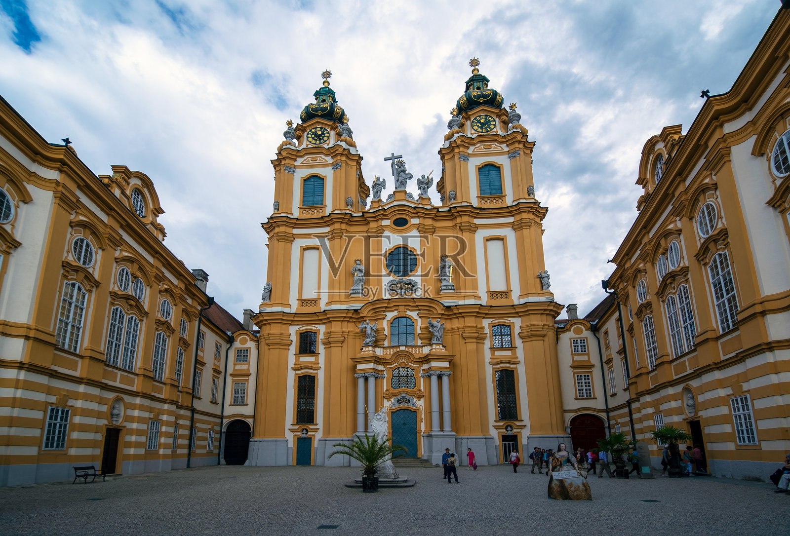 历史悠久的梅尔克修道院,建筑群的内 courtyard照片摄影图片