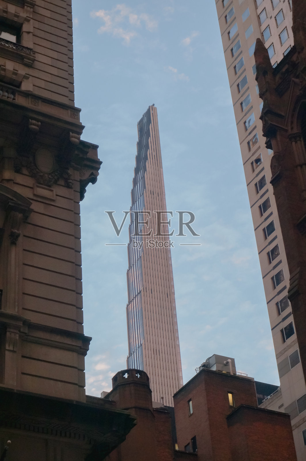 一栋高楼，顶部有一个大窗户照片摄影图片