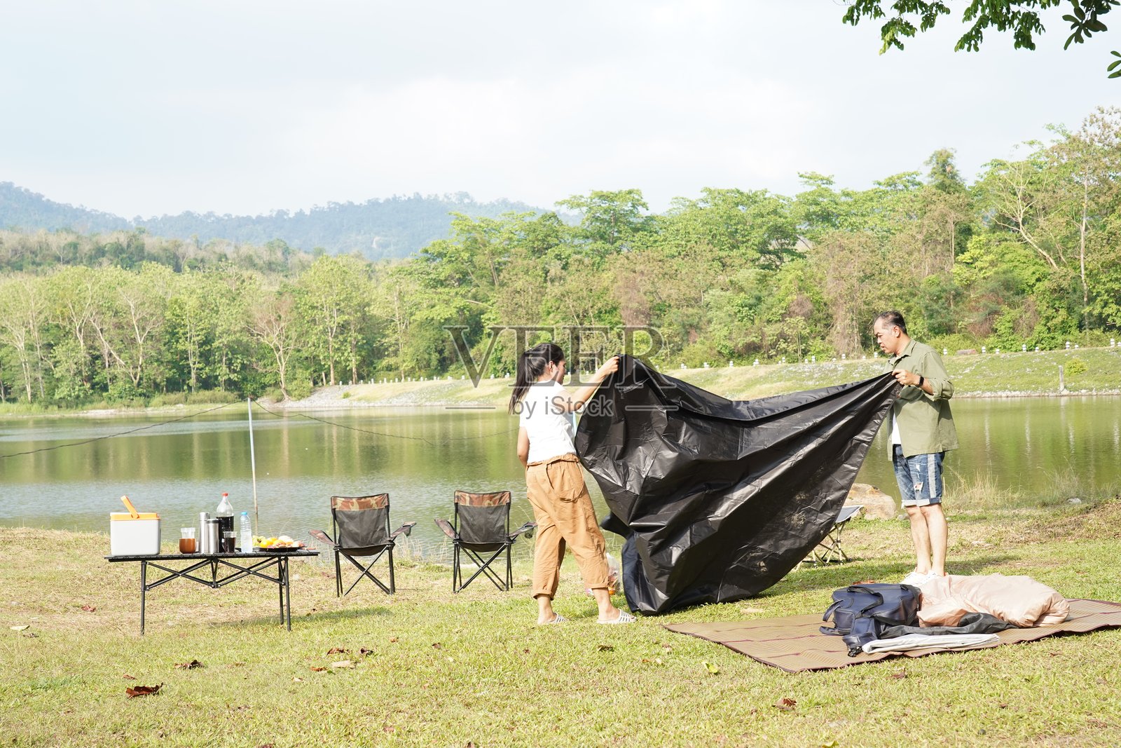 湖边搭帐篷的情侣照片摄影图片