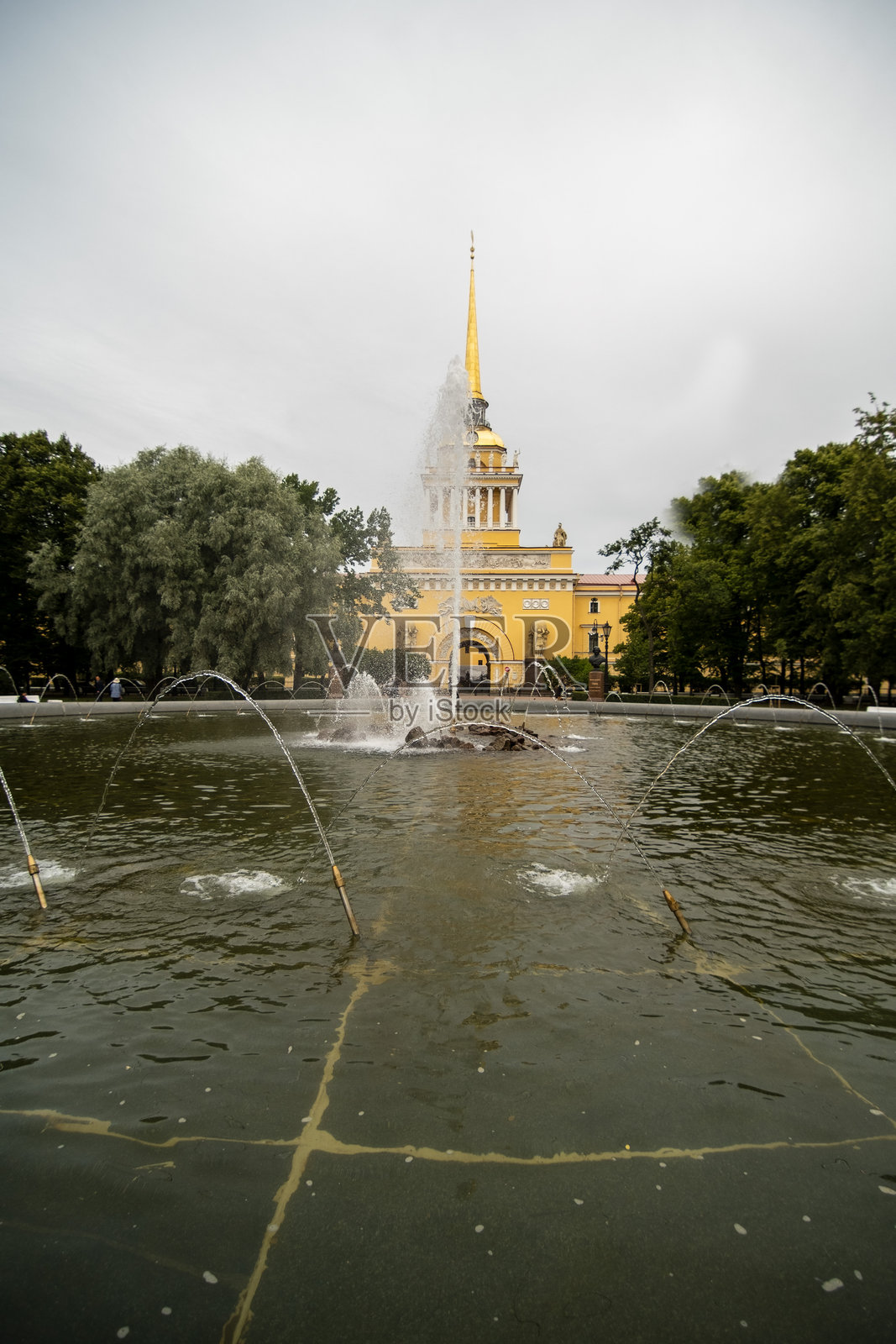 海军总部前的池塘 - 圣彼得堡的海军大楼照片摄影图片