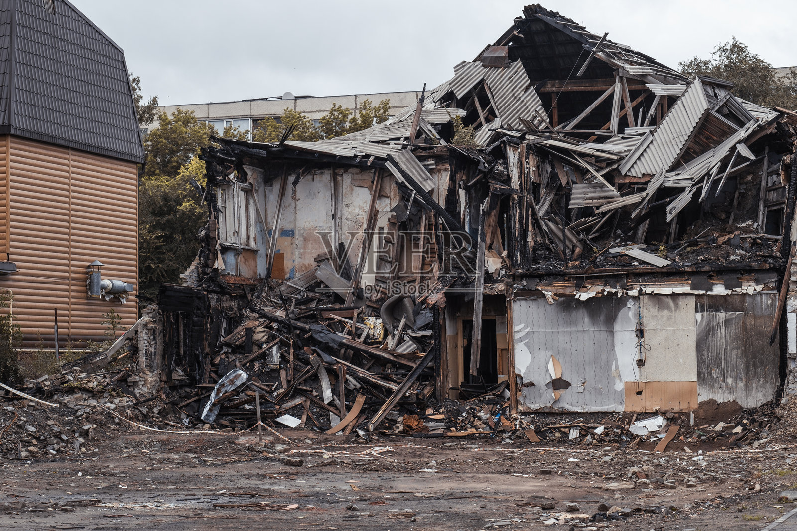被炮弹击中的毁坏房屋。照片摄影图片