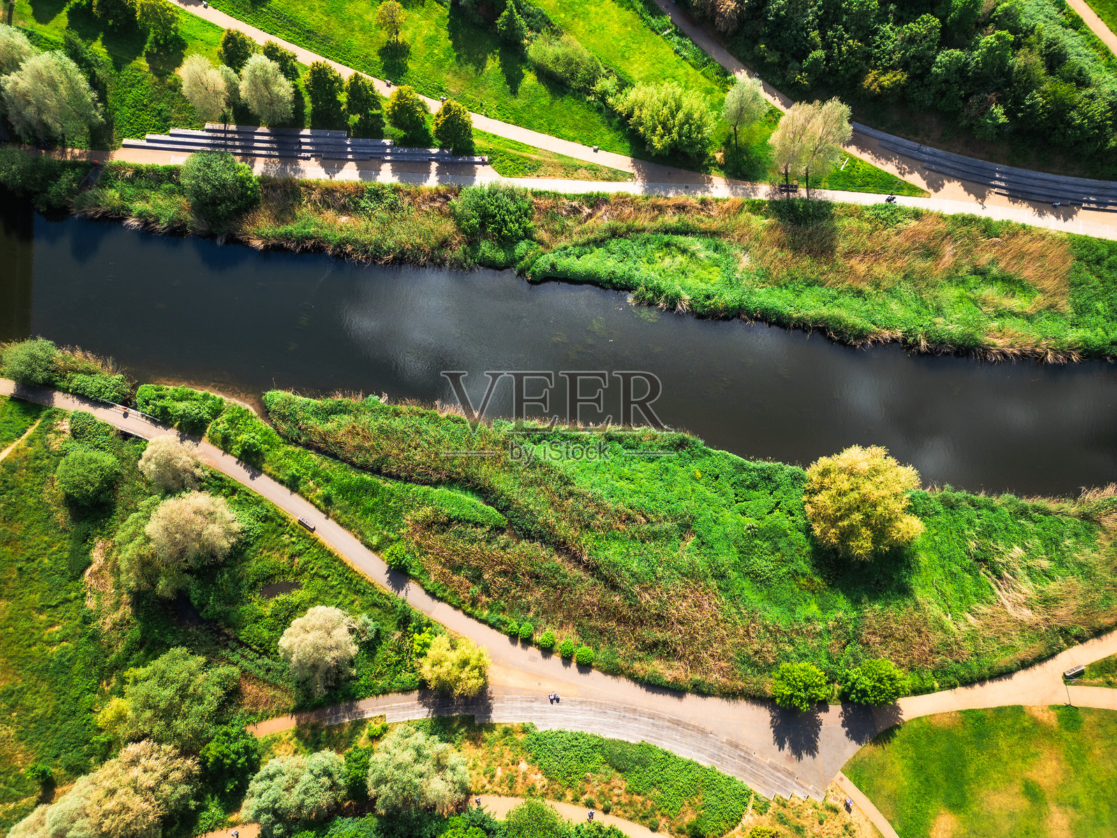 伦敦东部斯特拉特福德的湿地和利河的鸟瞰图照片摄影图片