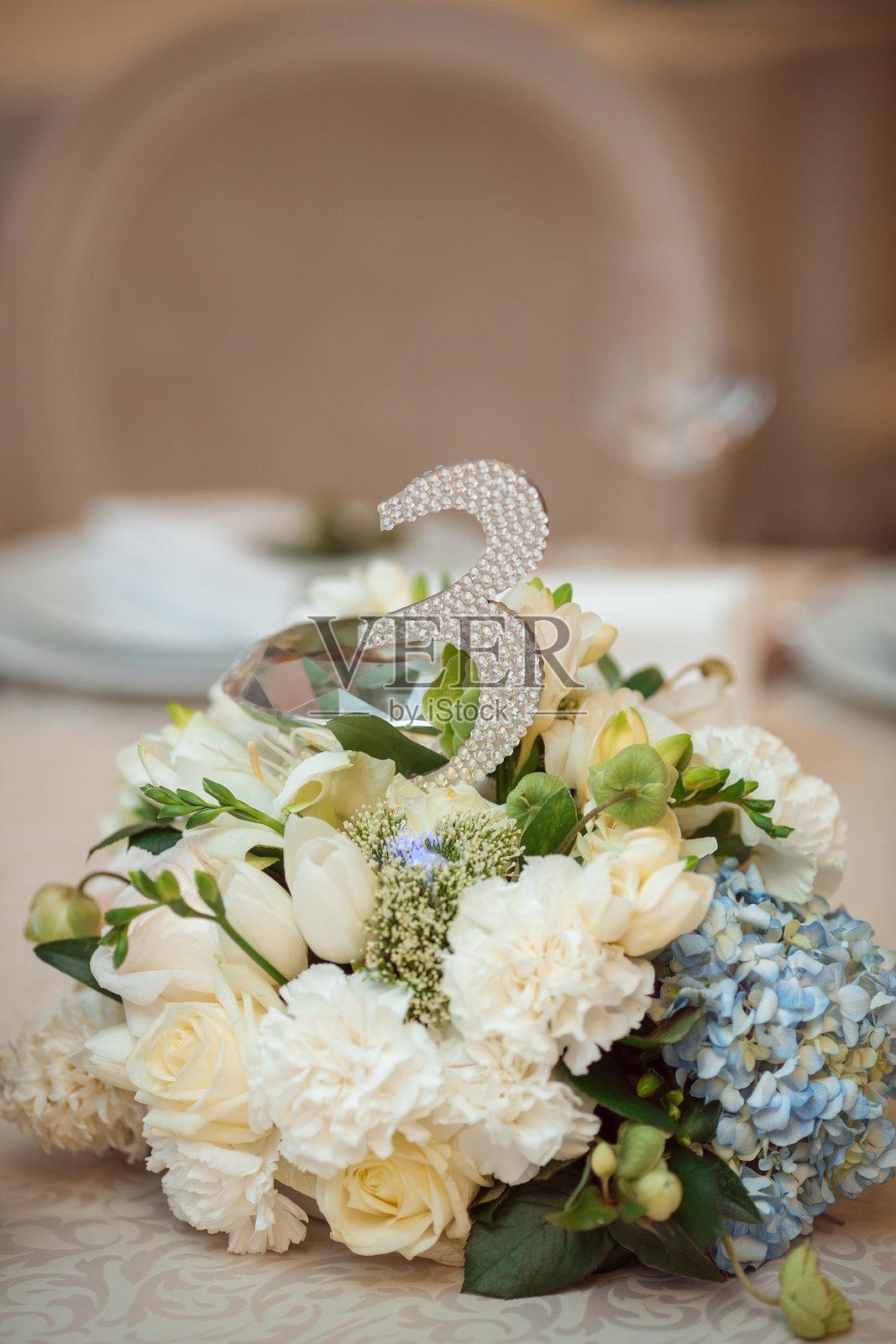 精致的婚礼中心装饰，配有花卉和水晶数字照片摄影图片