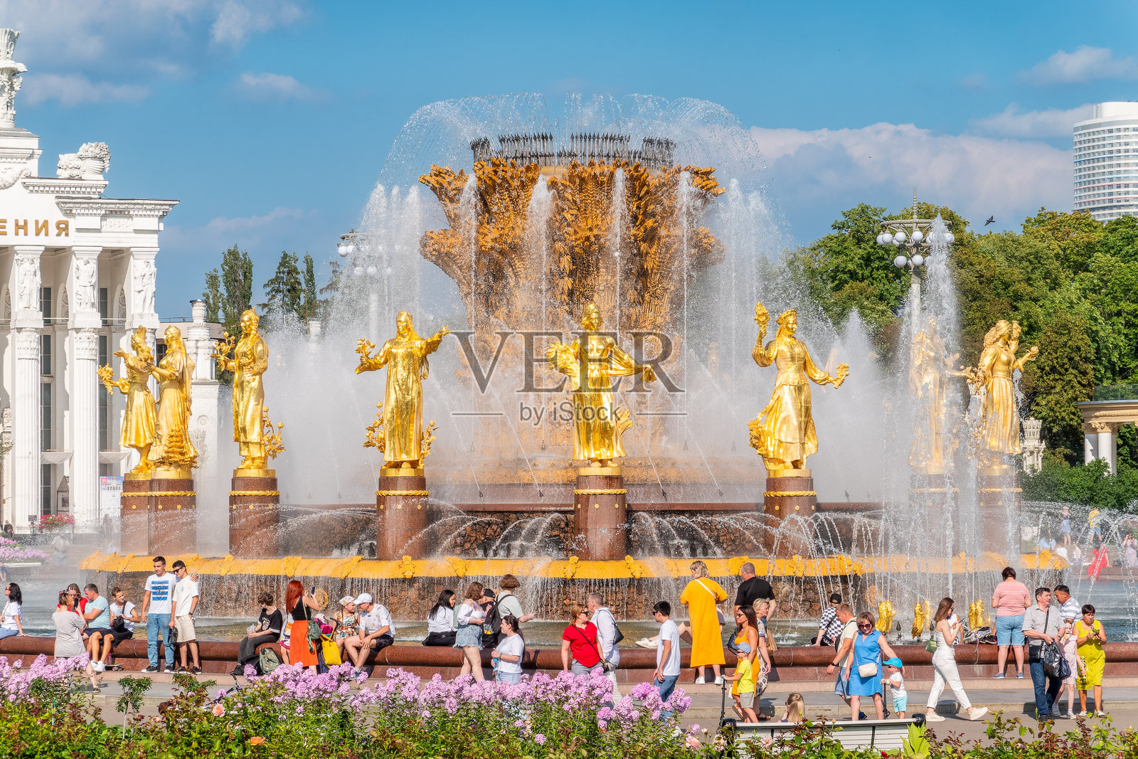 莫斯科VDNKh公园的人民友谊喷泉。令人惊叹的阳光下苏联建筑的美景，莫斯科的地标。夏季美丽奢华的古老喷泉。照片摄影图片