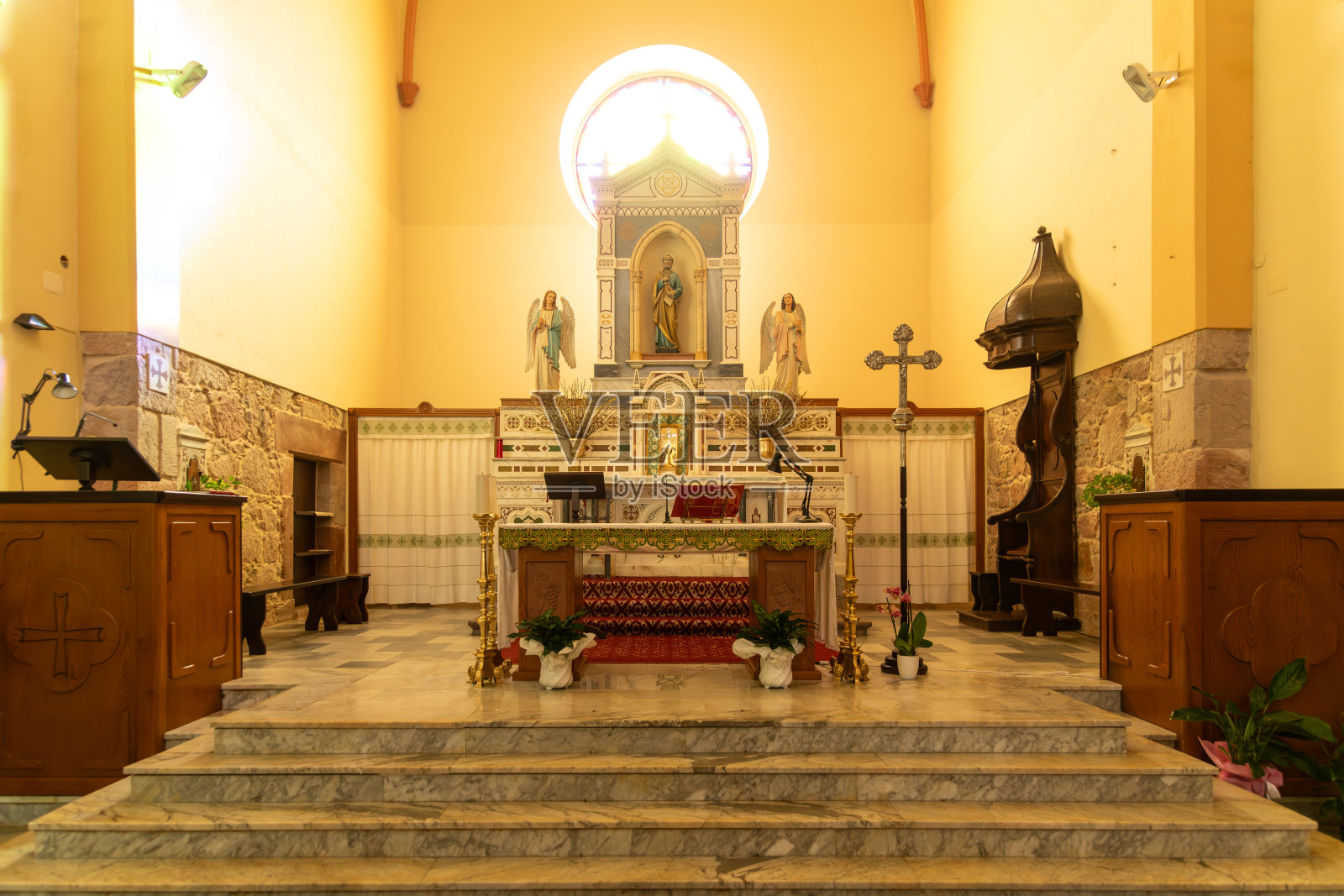 教堂祭坛上有宗教雕像和十字架照片摄影图片