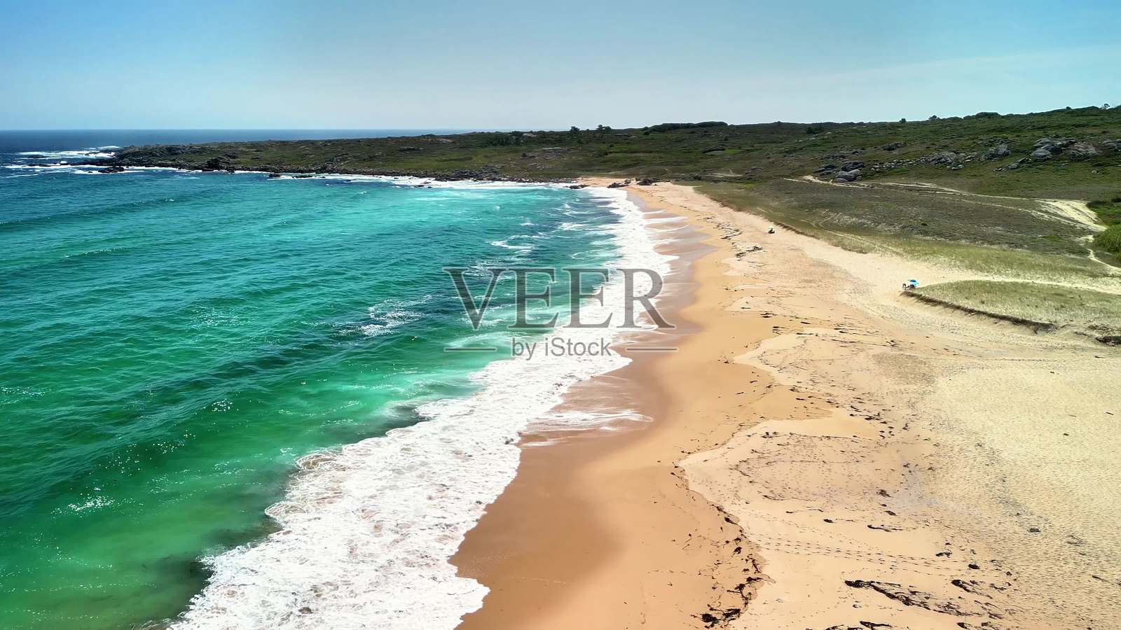 体验令人惊叹的海滩鸟瞰图，碧蓝的海水与沙滩相映成趣照片摄影图片