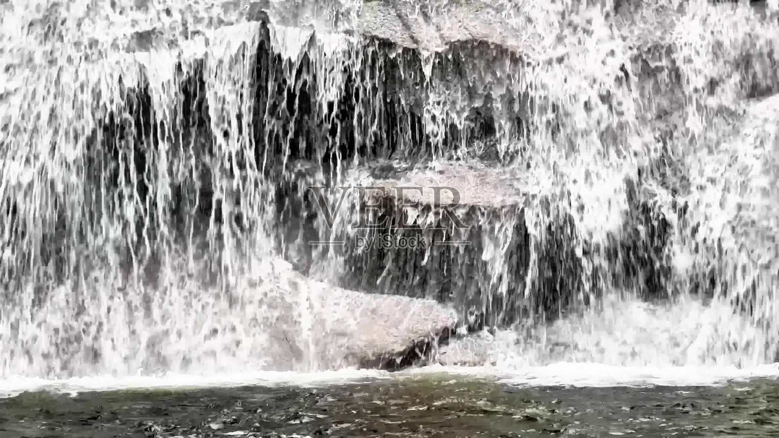 壮观而流畅的瀑布，展现美丽的瀑布群和迷人的风景照片摄影图片