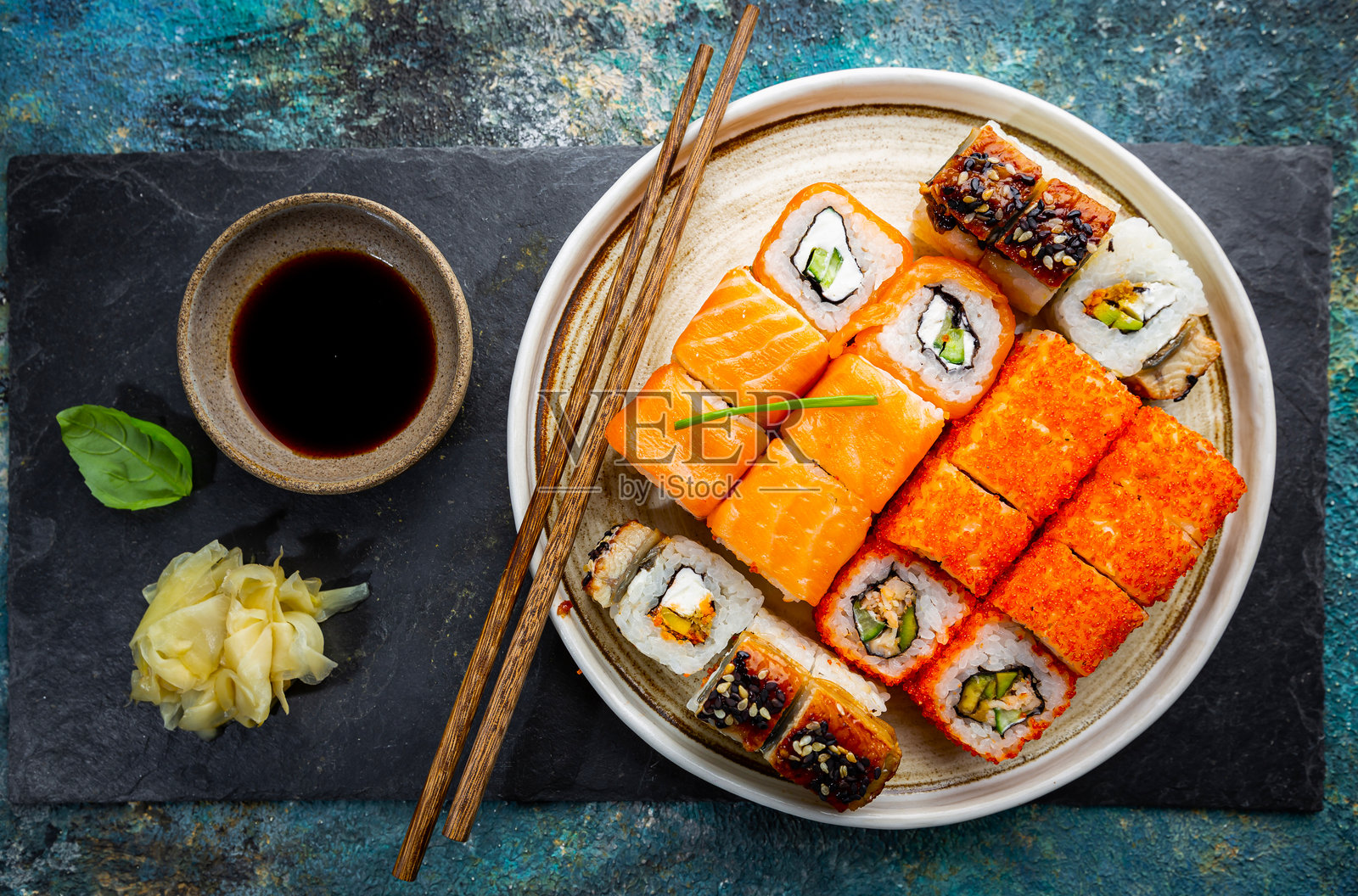 寿司和卷寿司的组合照片摄影图片