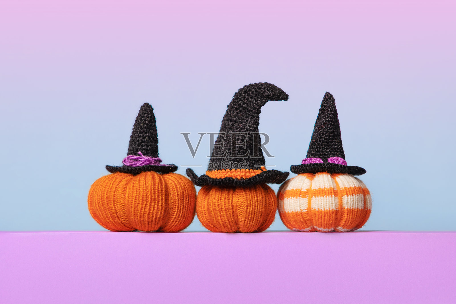 橙色针织南瓜和黑色女巫帽照片摄影图片