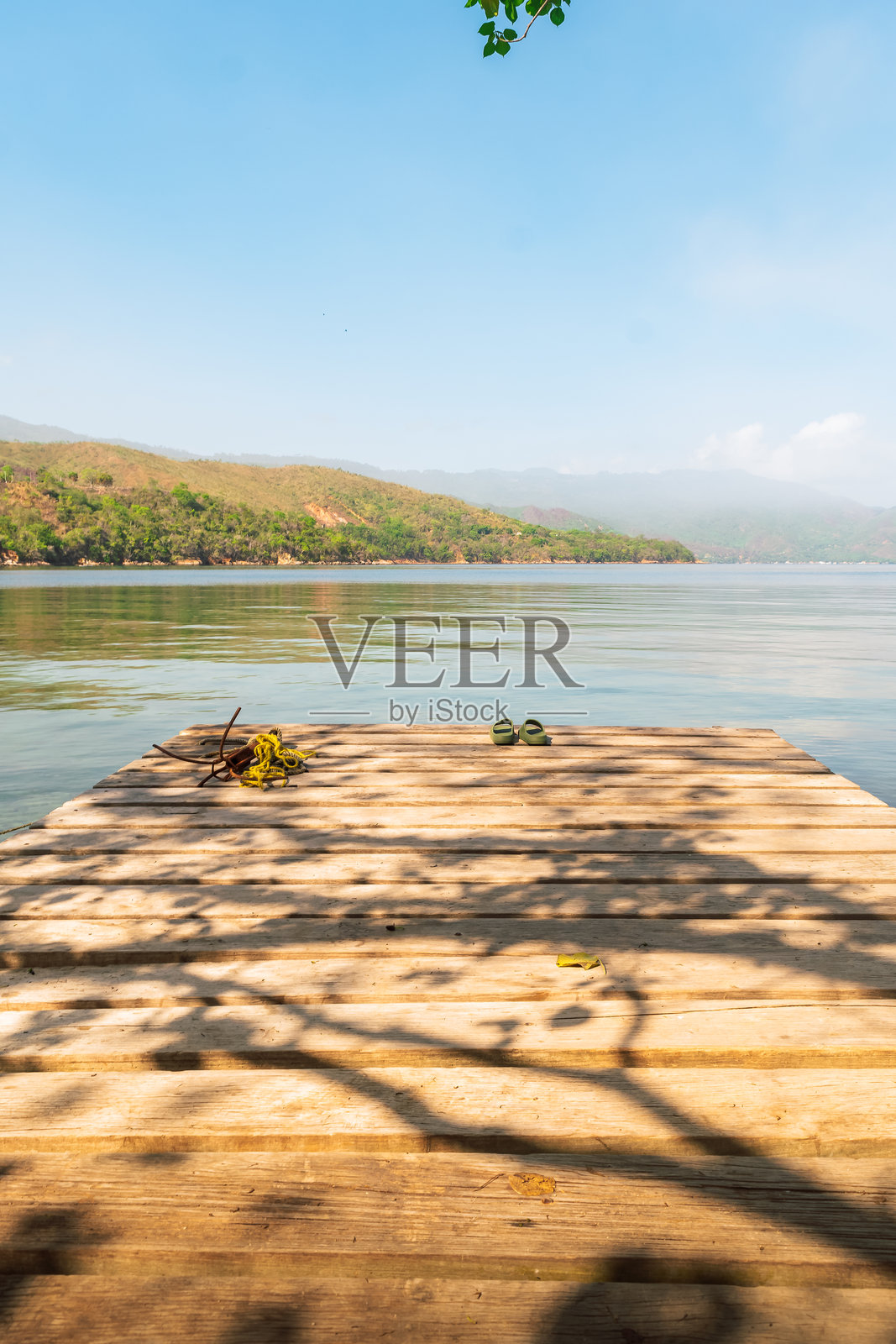 海边木栈道上的绿色凉鞋照片摄影图片