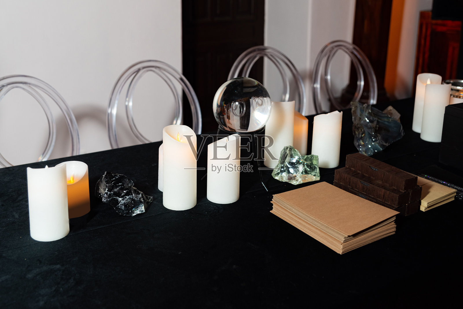 神秘的算命师桌面布置，配有蜡烛。照片摄影图片