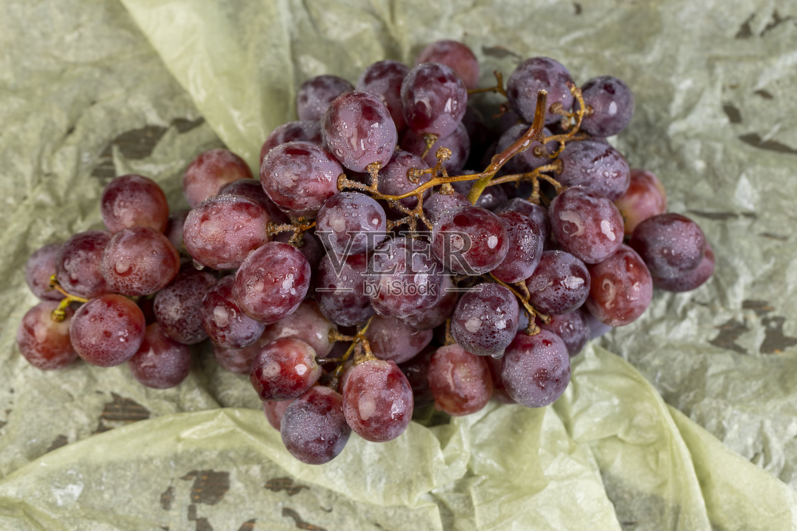 洗过的粉红色成熟葡萄放在桌子上照片摄影图片