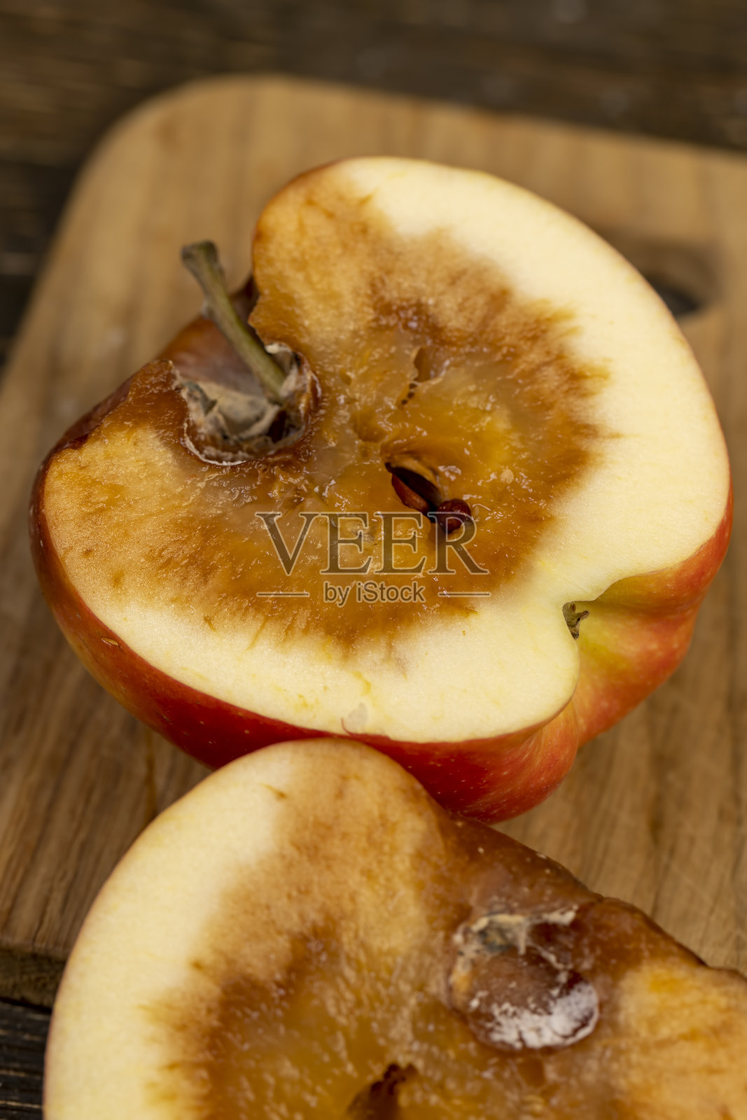 桌子上的一个腐烂的苹果照片摄影图片