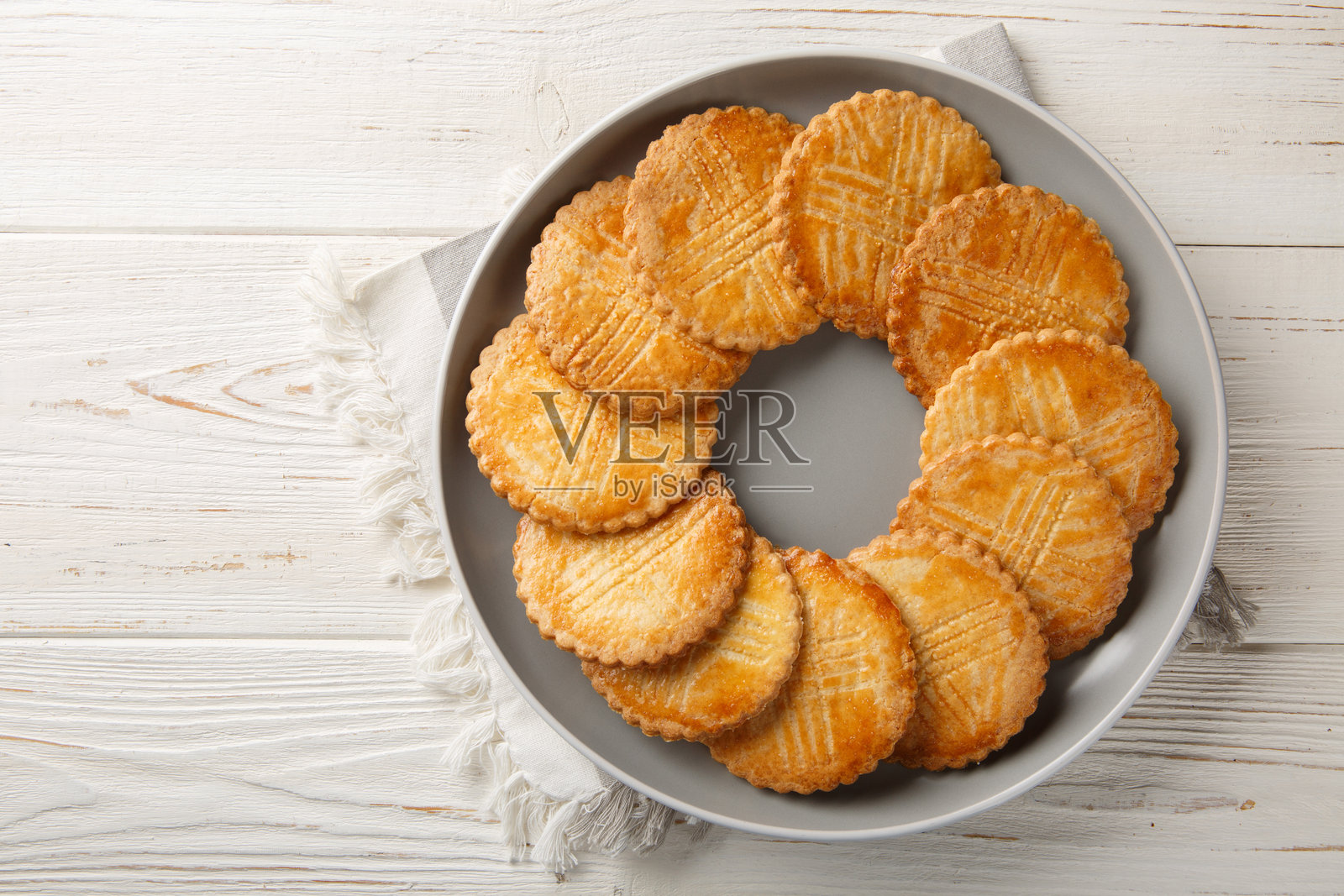 美味的法国短饼萨布雷特隆特写在盘子上。水平俯视图照片摄影图片