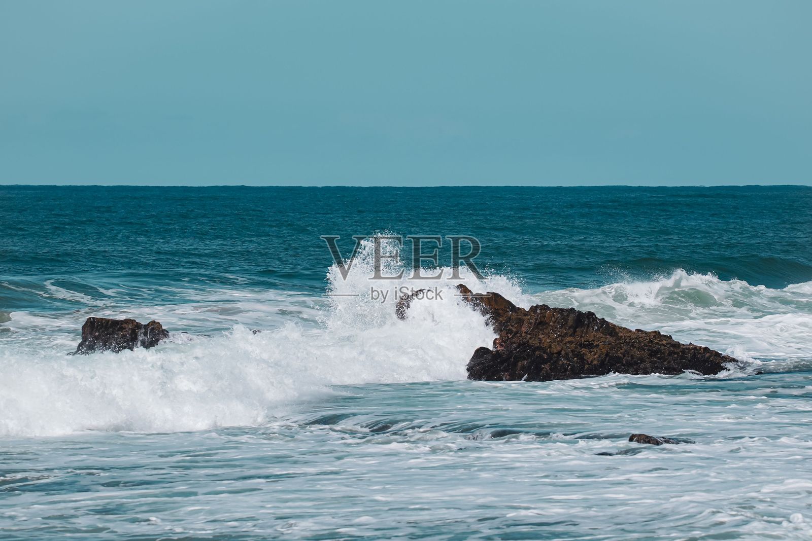 海浪拍打岩石海岸照片摄影图片