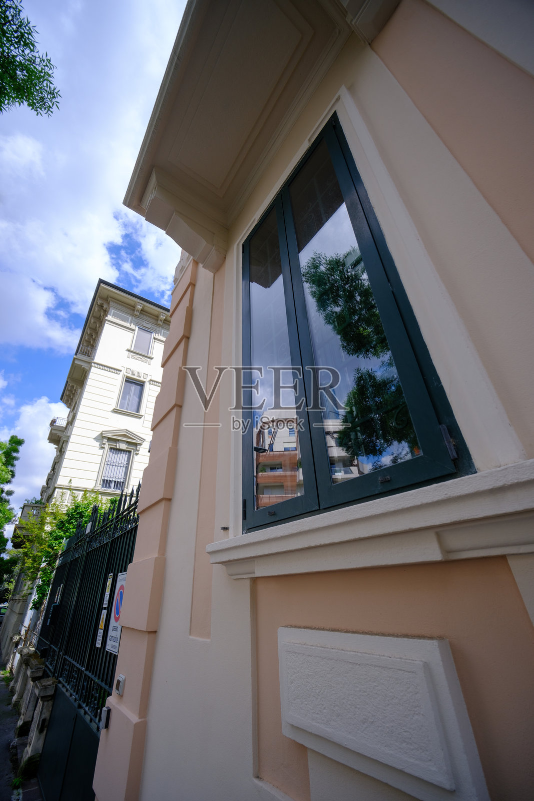 米兰市中心生活区附近的斯皮诺拉街上的历史建筑照片摄影图片