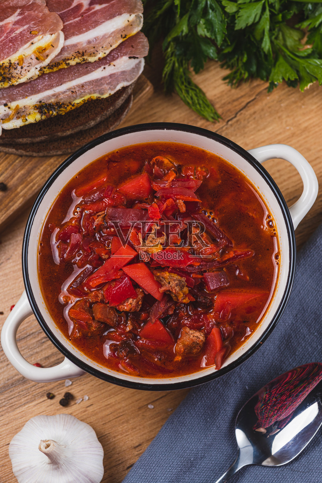 桌子上的一盘红菜汤照片摄影图片