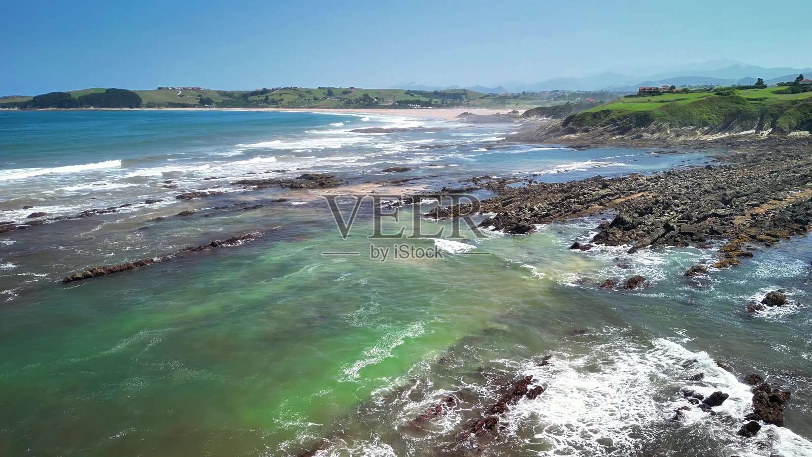 海岸宁静的壮观航拍视角展示了岩石海岸线和自然海浪照片摄影图片