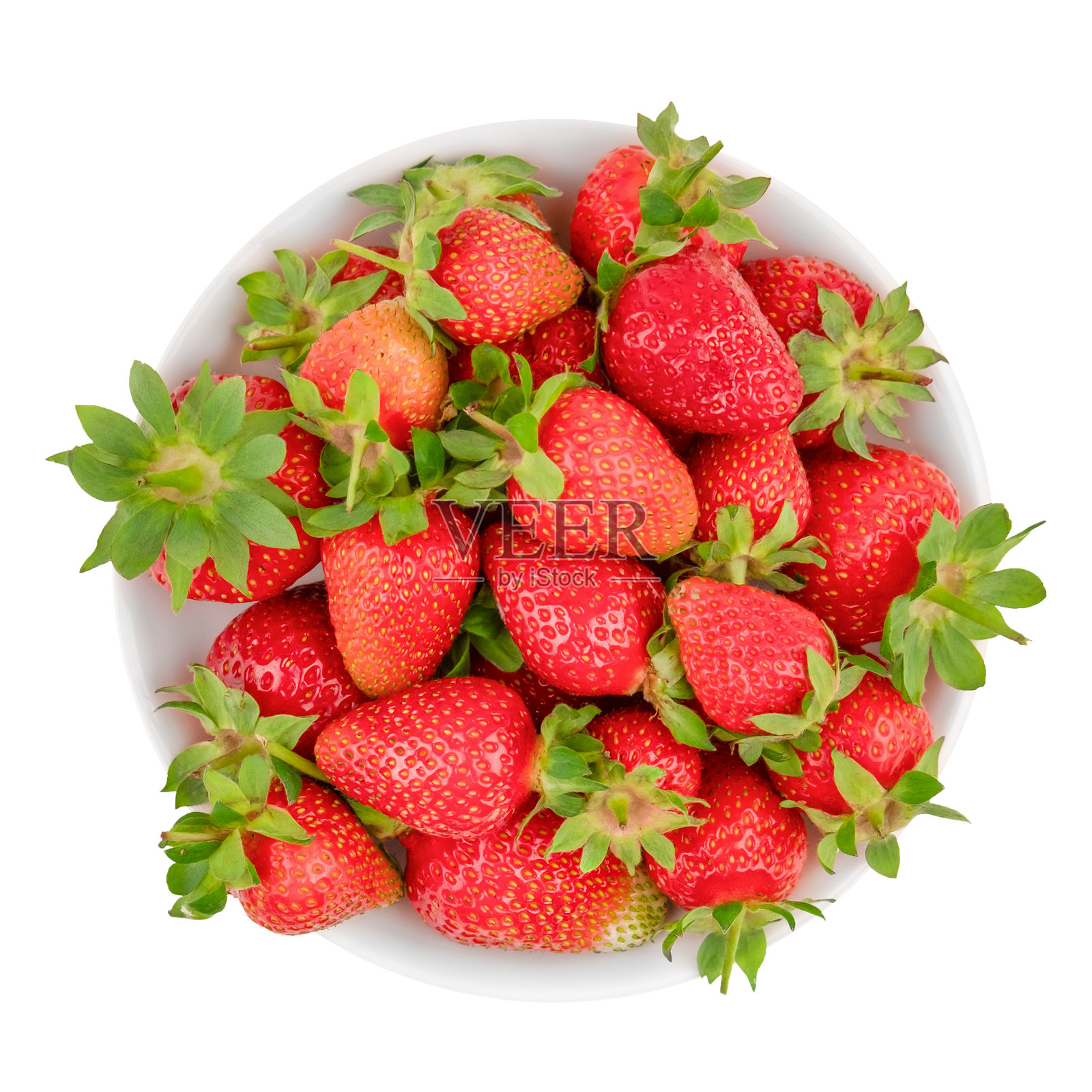 白色背景上独立放置的白盘中盛满大而成熟的草莓照片摄影图片