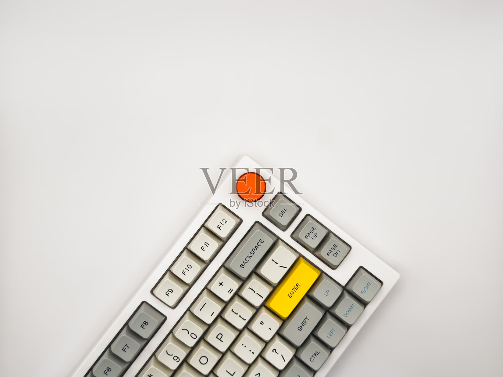 白色背景上的白色键盘，配有明亮的红色和黄色按键，适合广告使用，顶部视角留有文本空间照片摄影图片