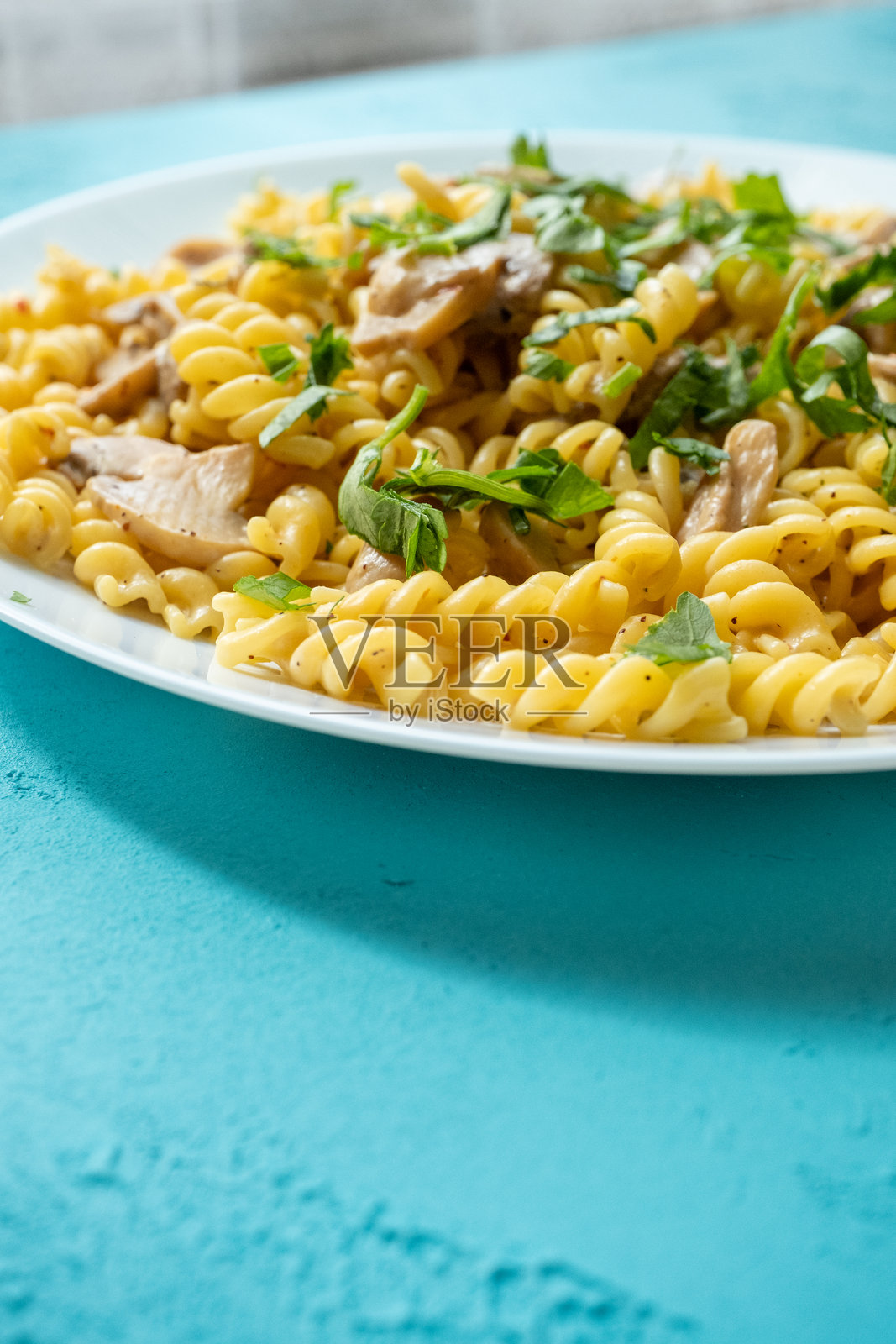 地中海风味的蘑菇香菜意大利面照片摄影图片