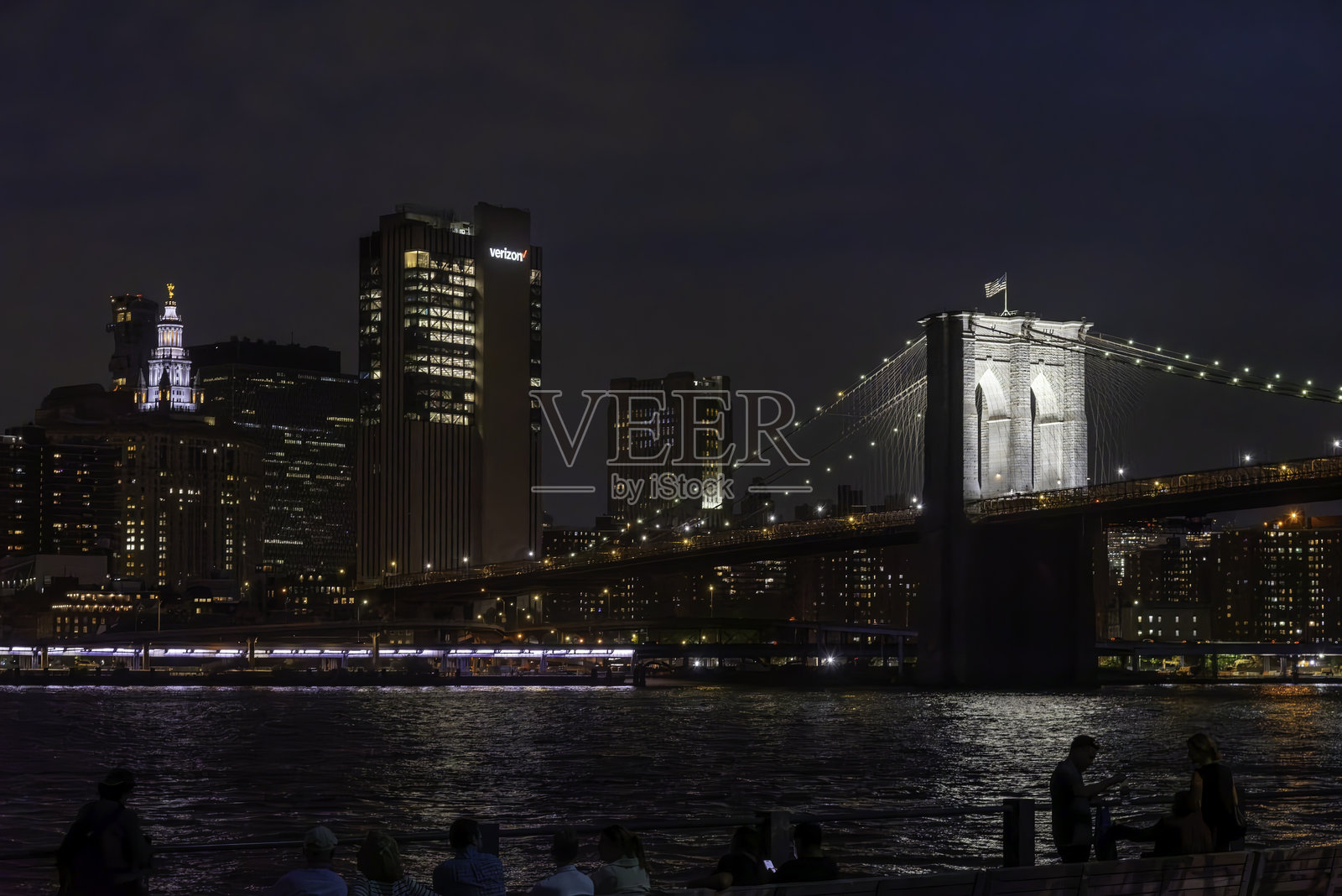 布鲁克林大桥公园俯瞰的曼哈顿大桥灯光夜景照片摄影图片