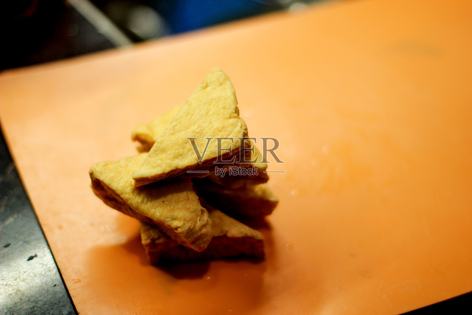 豆腐堆放在塑料切菜板上照片摄影图片