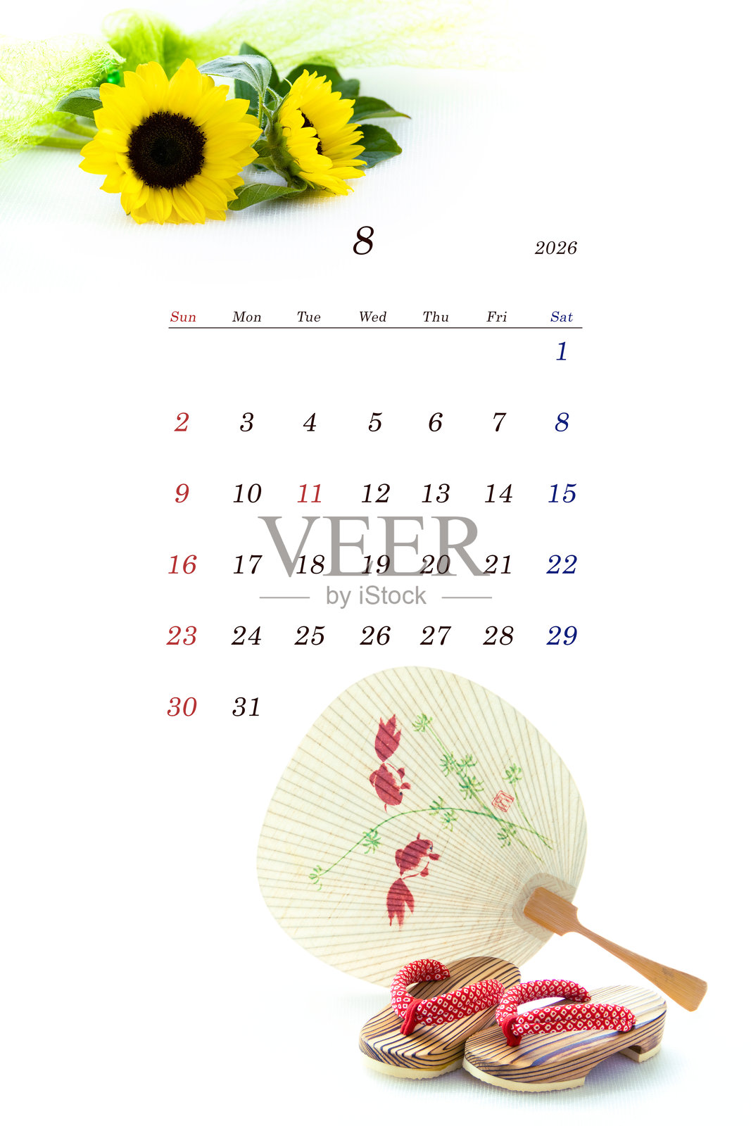 2026年日历 八月 向日葵花束、纸扇和木屐。照片摄影图片