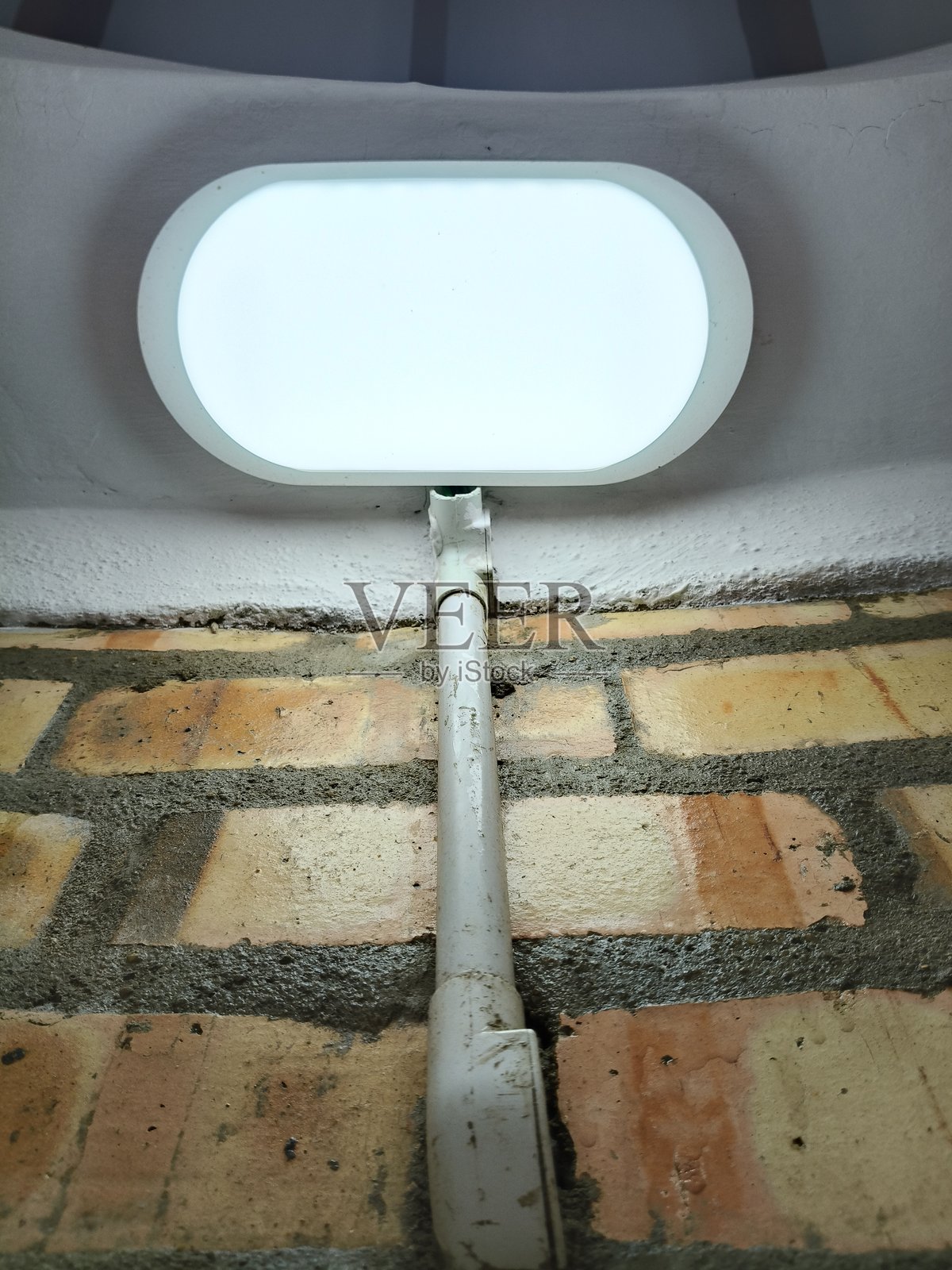 墙壁灯和砖纹理照片摄影图片