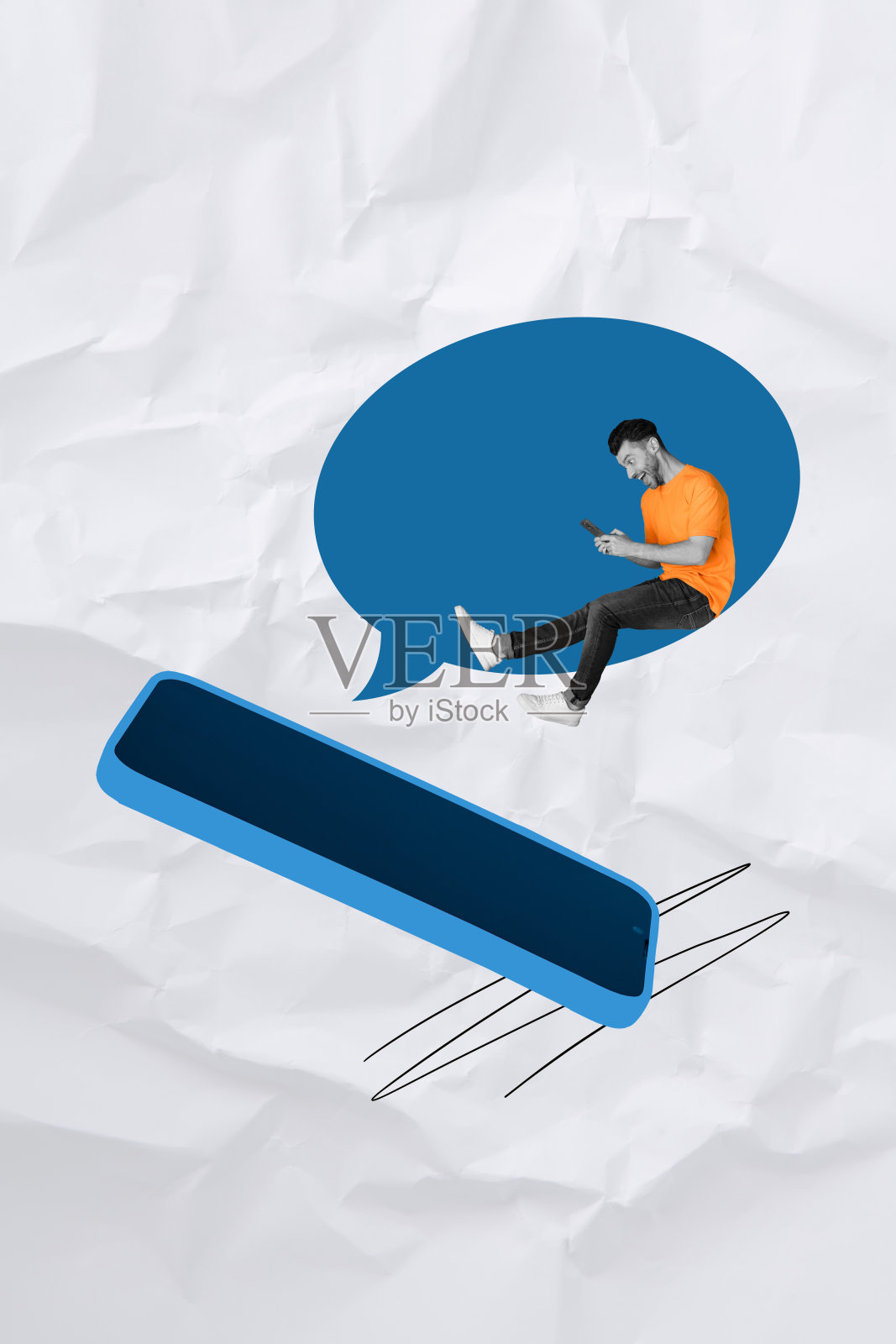 创意背景上，迷你黑白色人物在对话气泡内，旁边是一个大智能手机的垂直拼贴画。照片摄影图片