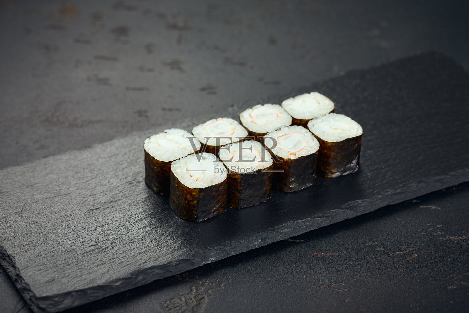 黑色背景上的虾卷。寿司菜单。日本料理。照片摄影图片