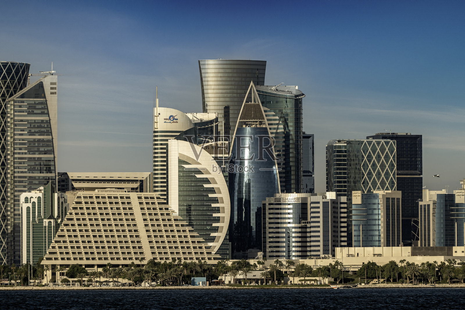 从海滨长廊俯瞰的多哈喜来登大酒店特写照片摄影图片